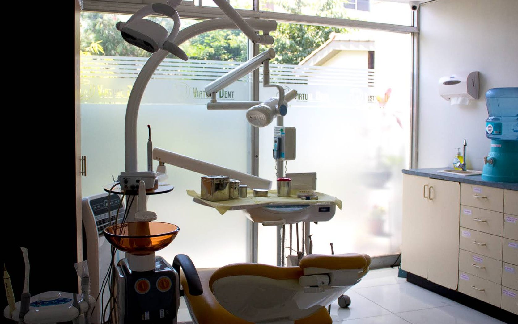 Gabinete dental con ventanal en la sede de San Borja