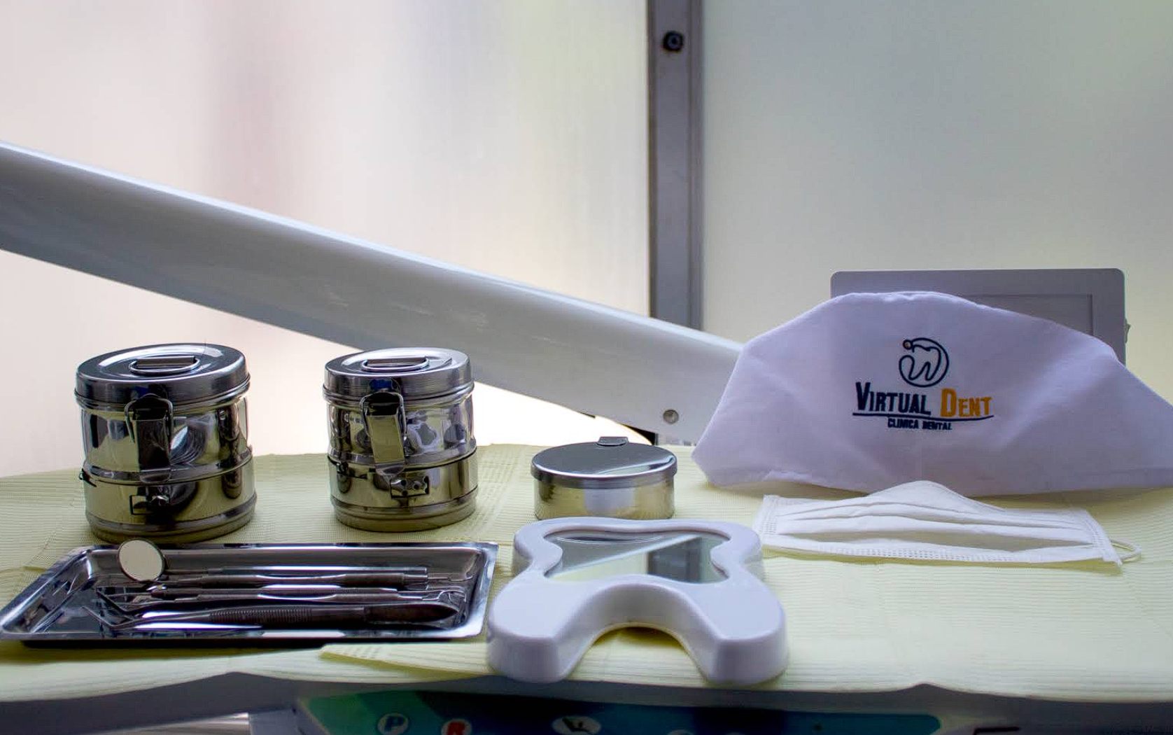 Bandeja de instrumental dental y gorro con el logo de Virtual Dent