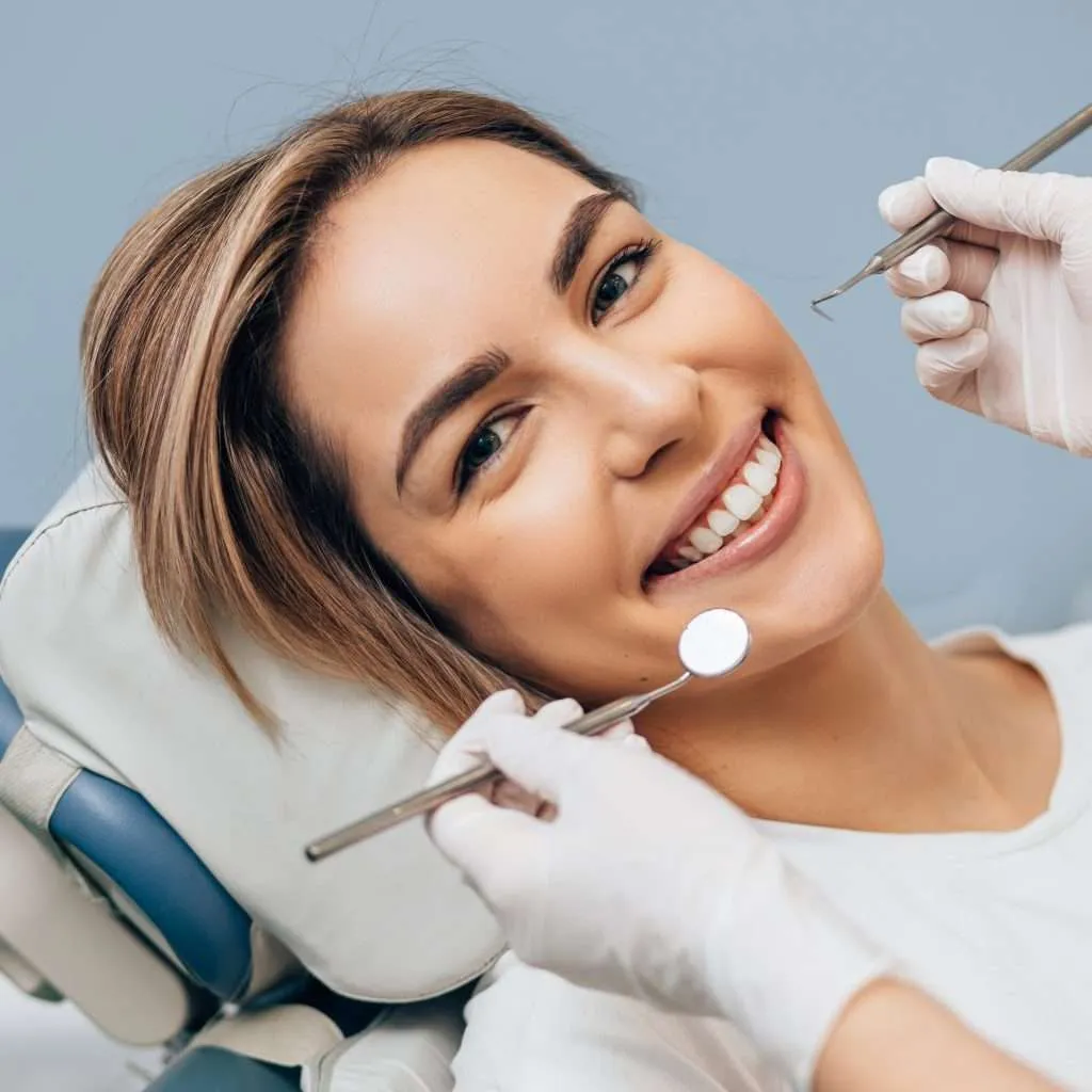 Paciente sonriendo frente a un espejo dental